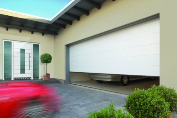 Bild von einem Haus - Garage leicht geöffnet. In der Garage und vor der Garage befindet sich je ein Auto
