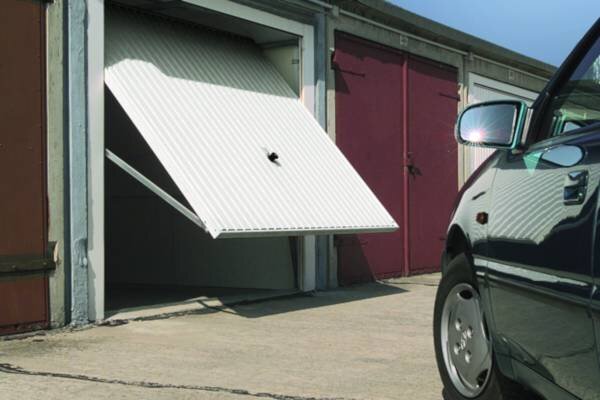 Bild von einem leicht geöffneten Kipptor - ein schwarzes Auto steht davor